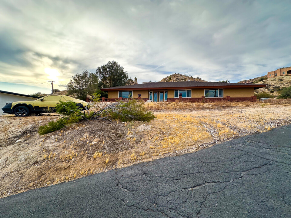 57404 Buena Suerte Rd in Yucca Valley, CA - Foto de edificio