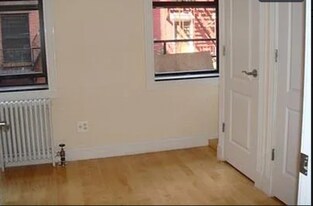 120 1/2 1st Ave in New York, NY - Building Photo