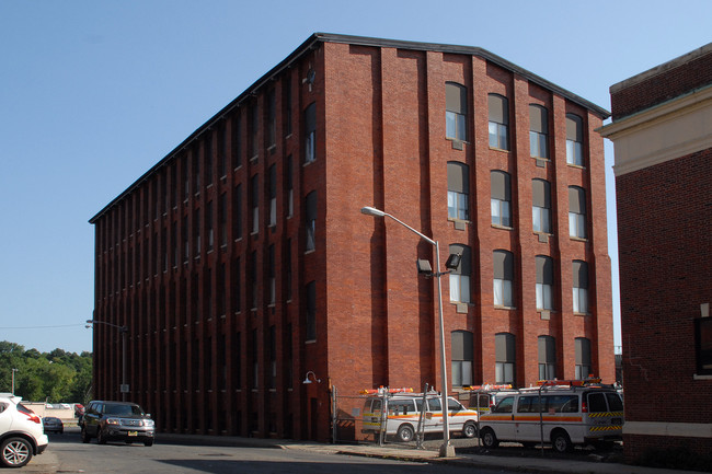 2 Broadway in Paterson, NJ - Foto de edificio - Building Photo