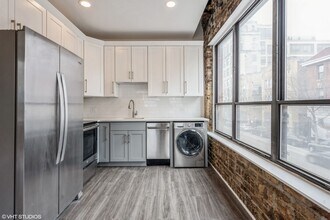 2530 N Clark St, Unit 201 in Chicago, IL - Building Photo - Building Photo
