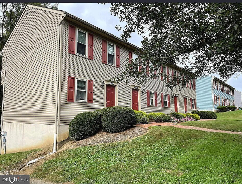 1617 Chadwick Cir in Lancaster, PA - Building Photo