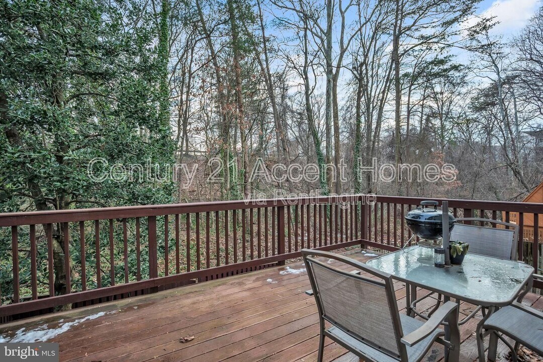 6055 Crown Royal Cir in Alexandria, VA - Building Photo