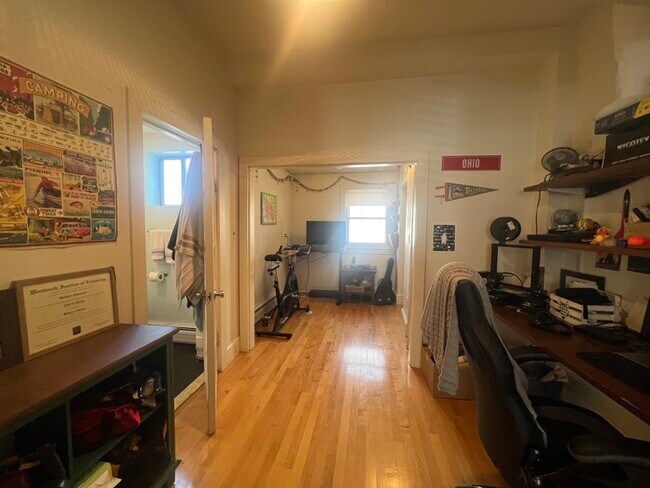 27 Holton St, Unit 1 in Medford, MA - Building Photo - Building Photo