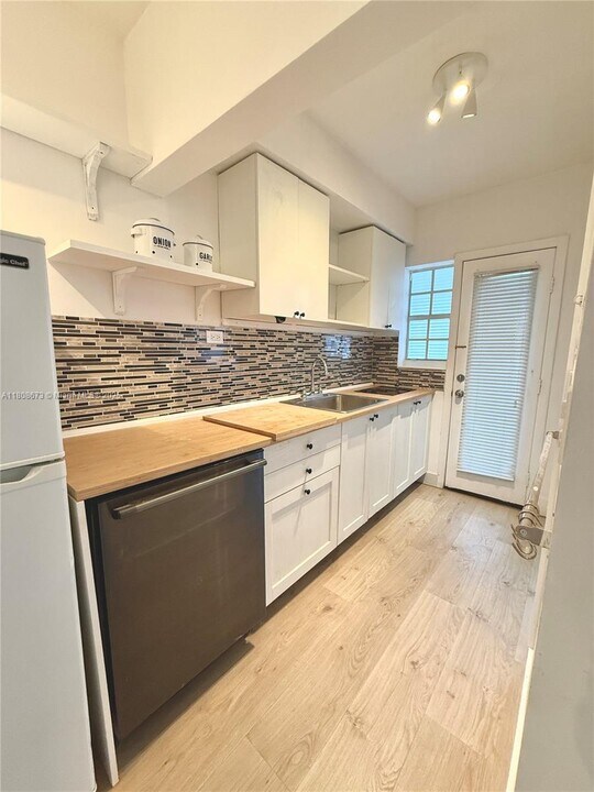 330 74th St in Miami Beach, FL - Building Photo