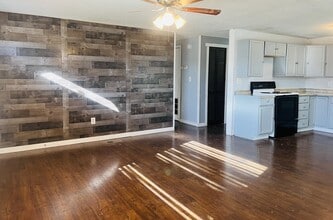 230 N Marnico Ln in Jacksonville, IL - Building Photo - Building Photo