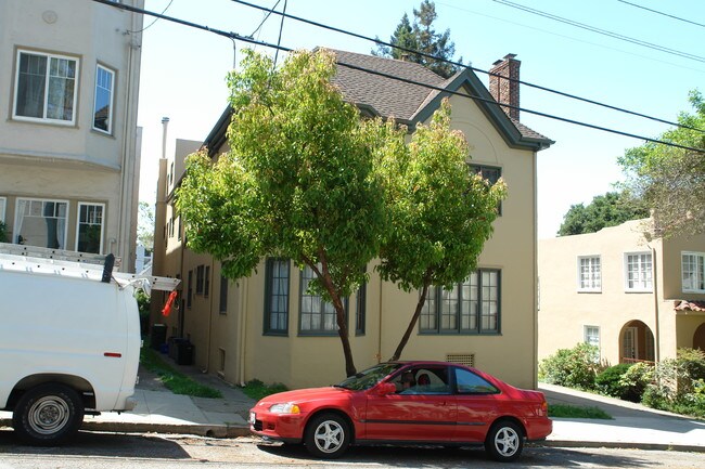 2444 Hilgard Ave in Berkeley, CA - Foto de edificio - Building Photo