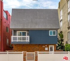 24 Lighthouse St in Marina Del Rey, CA - Building Photo