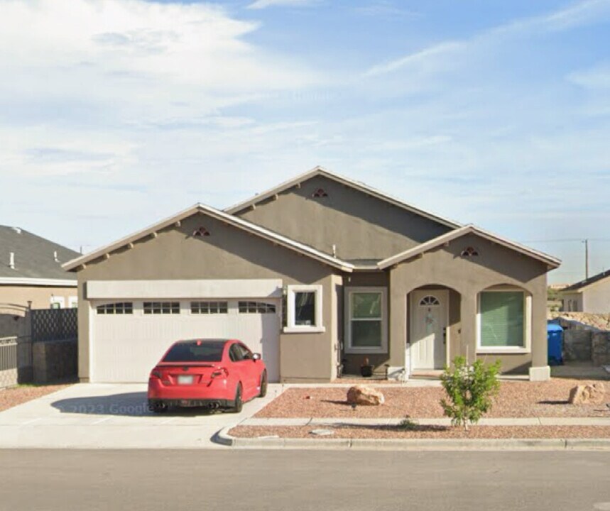 2179 Amber Valley Rd in Socorro, TX - Building Photo