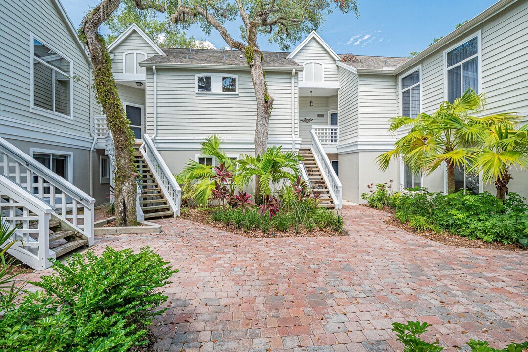 1335 Winding Oaks Cir E in Vero Beach, FL - Building Photo