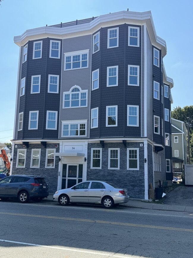 34 Blackstone River Rd, Unit 13 in Worcester, MA - Foto de edificio - Building Photo