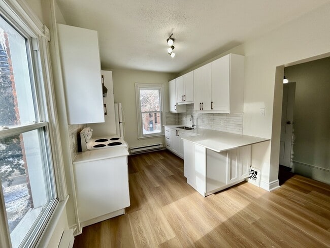 157 Hess St S in Hamilton, ON - Building Photo - Building Photo