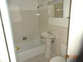 240 W Quincy St, Unit D in Westmont, IL - Building Photo - Building Photo