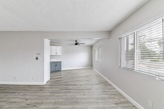 125 E Spring St in Long Beach, CA - Foto de edificio - Building Photo