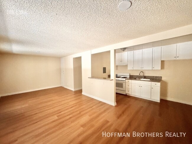 6727 Woodley Ave in Van Nuys, CA - Foto de edificio - Building Photo