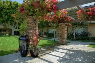 Fairway Village Apartments in Anaheim, CA - Foto de edificio - Building Photo