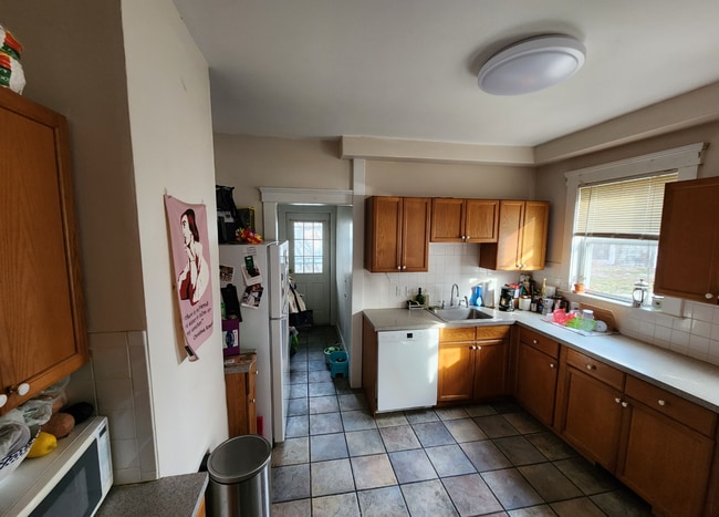 140 Brooks St, Unit 2 in Boston, MA - Building Photo - Building Photo