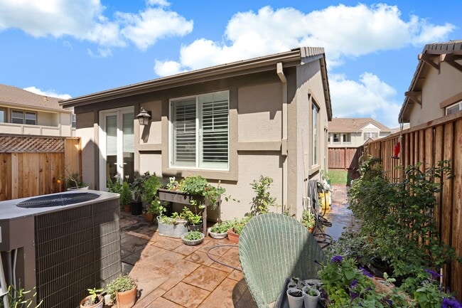 735 W Redlands Ave, Unit Casitas in Tracy, CA - Building Photo - Building Photo