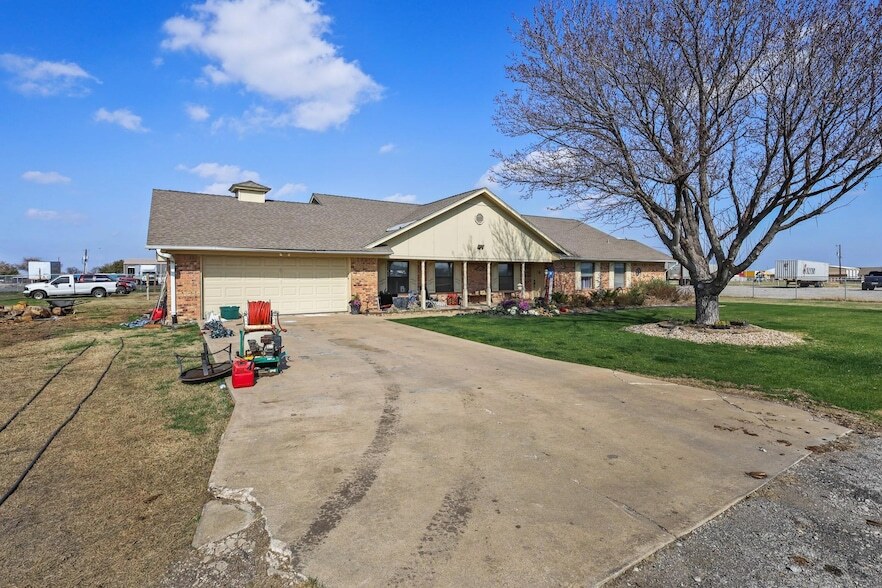 53 Day Rd, Unit 103 in Roanoke, TX - Building Photo