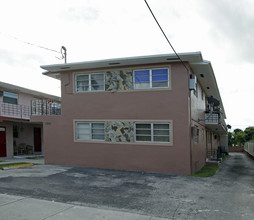 1352 SW 4th St in Miami, FL - Foto de edificio - Building Photo