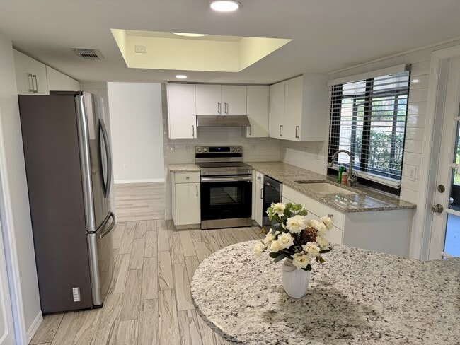 8434 Cypress Lake Cir in Sarasota, FL - Building Photo - Building Photo