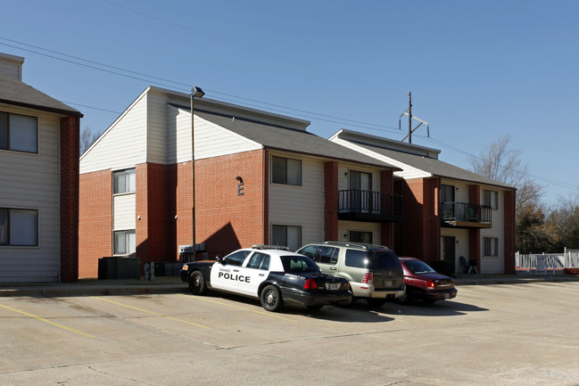 Country Grove Apartments in Shawnee, OK - Building Photo - Building Photo