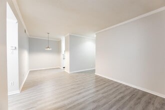 10047 Westpark Dr in Houston, TX - Foto de edificio - Building Photo