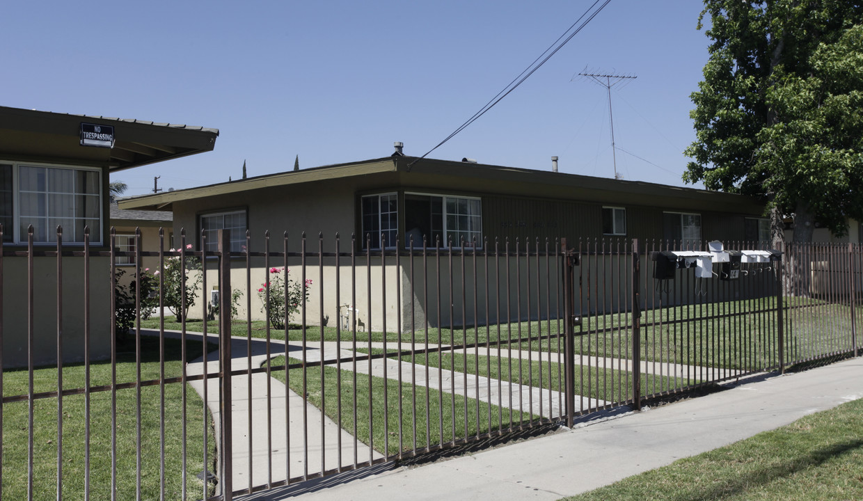 442-458 W Ramona Dr in Rialto, CA - Foto de edificio