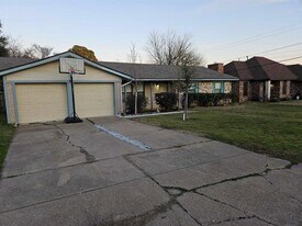 808 McCurry Ave in Bedford, TX - Building Photo