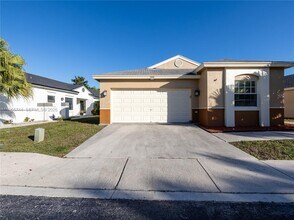 200 W Riverbend Dr in Sunrise, FL - Building Photo - Building Photo
