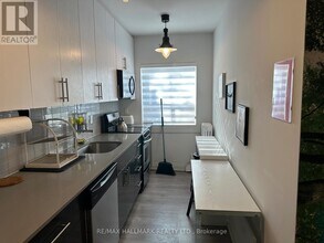 5-595 ST CLAIR Ave in Toronto, ON - Building Photo - Building Photo