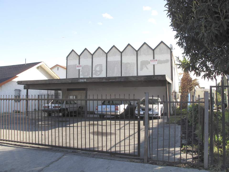 10616 S Budlong Ave in Los Angeles, CA - Building Photo