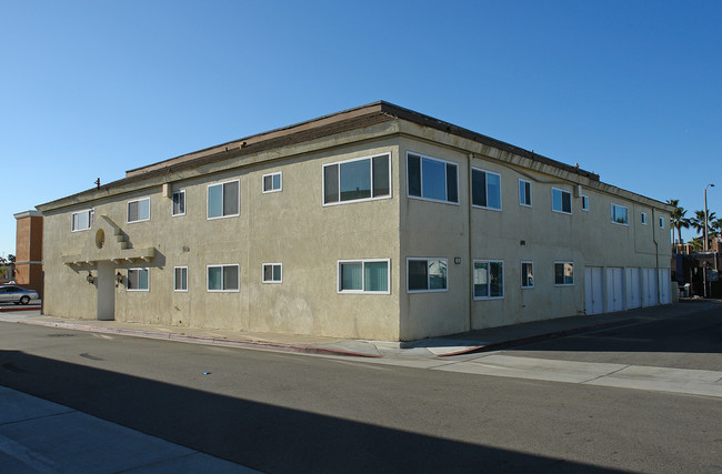 210 Cedar St in Newport Beach, CA - Building Photo - Building Photo