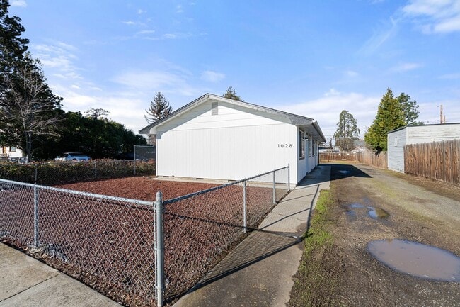 1028 W 11th St in Medford, OR - Building Photo - Building Photo