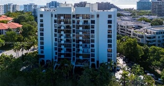 77 Crandon Blvd in Key Biscayne, FL - Building Photo