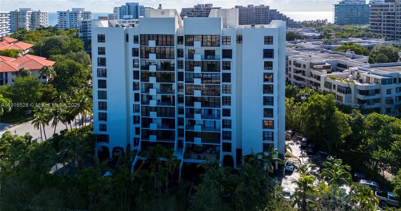 77 Crandon Blvd in Key Biscayne, FL - Building Photo