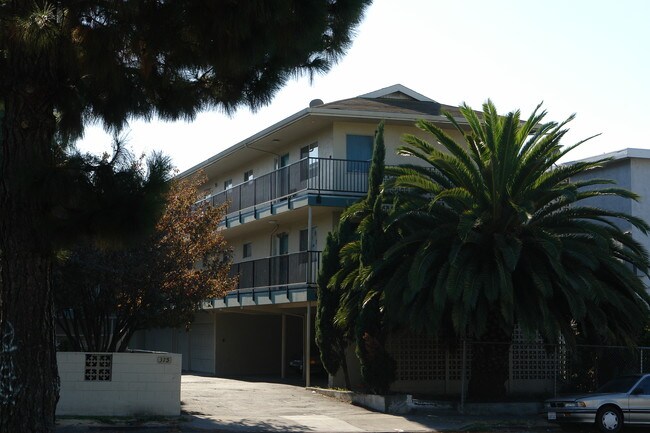 Golf Club Manor Apartments in Hayward, CA - Building Photo - Building Photo