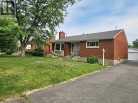 2368 Drury Ln in Ottawa, ON - Building Photo