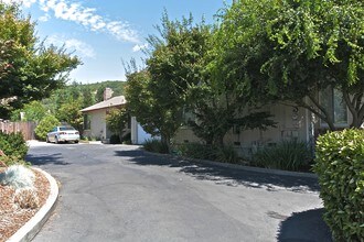 558 Mariano Dr in Sonoma, CA - Foto de edificio - Building Photo