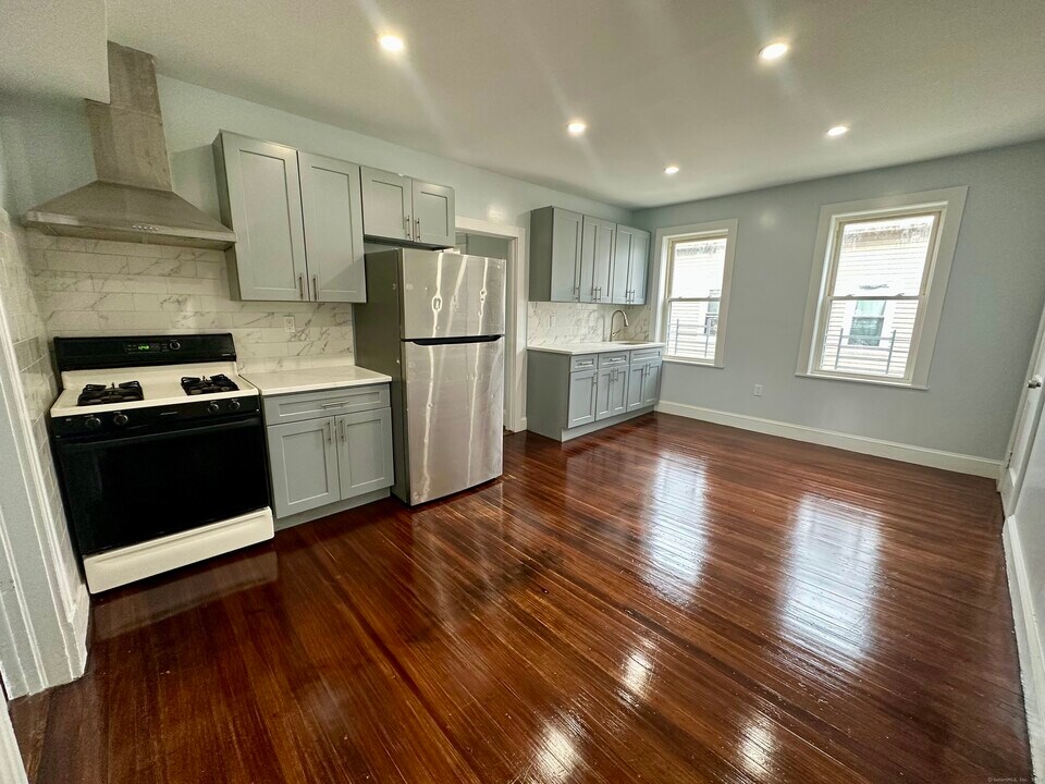 30 West St in New Britain, CT - Building Photo