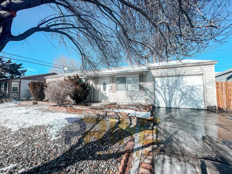 610 Sawyer Way in Sparks, NV - Building Photo