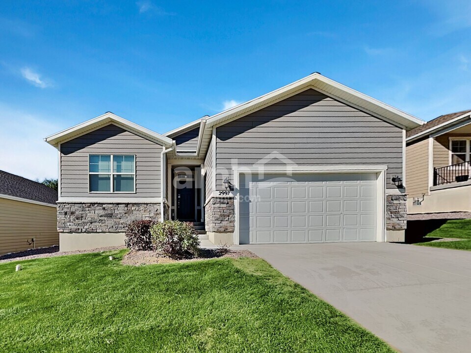 2997 E S Village Dr in Layton, UT - Building Photo