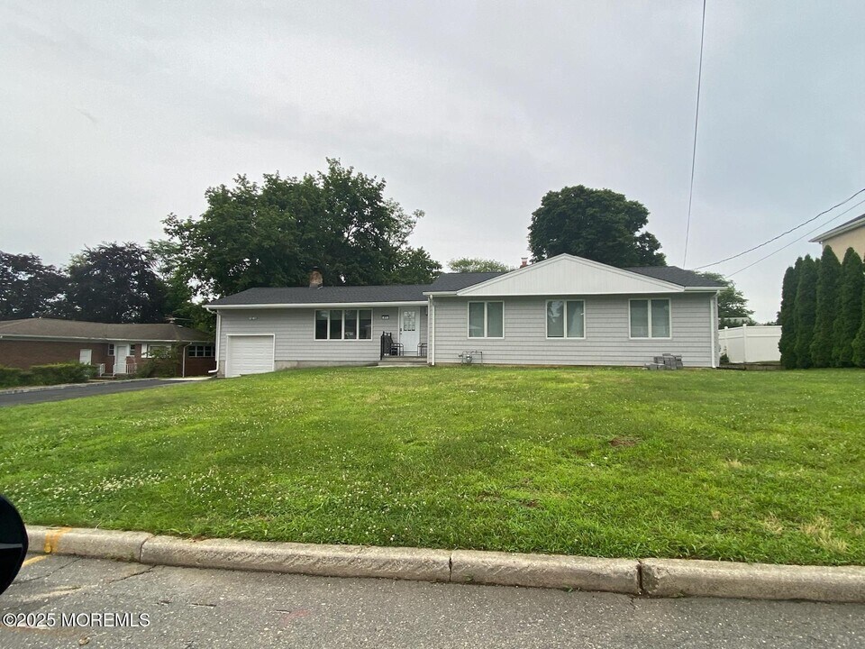 871 Red Oaks Dr in Long Branch, NJ - Building Photo