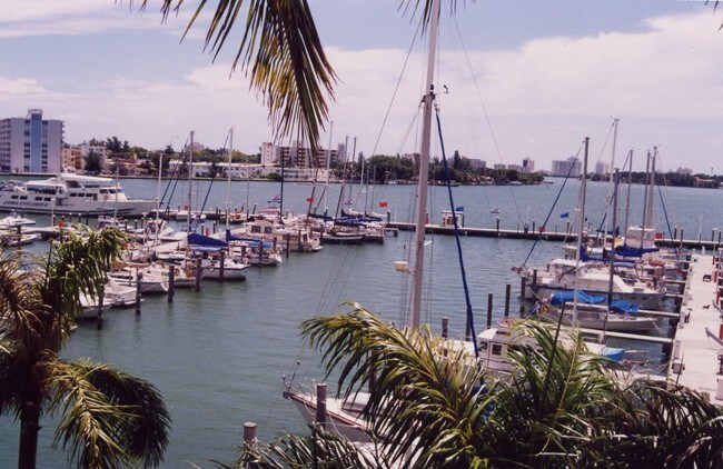 Grandview Palace in North Bay Village, FL - Building Photo - Building Photo