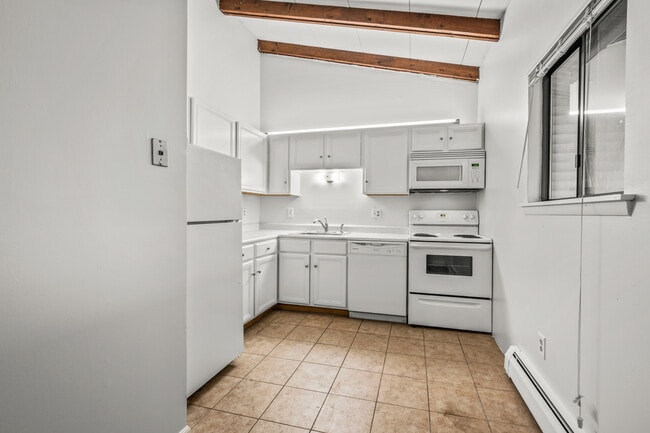 343 Oakland St in Manchester, CT - Foto de edificio - Building Photo