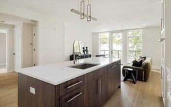 20 Kinmonth Rd in Newton, MA - Foto de edificio - Building Photo