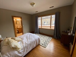910 W Gunnison St, Unit 1 in Chicago, IL - Foto de edificio - Building Photo