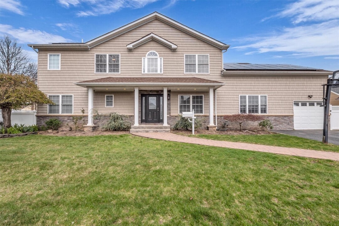 701 Buchanan Rd in East Meadow, NY - Building Photo