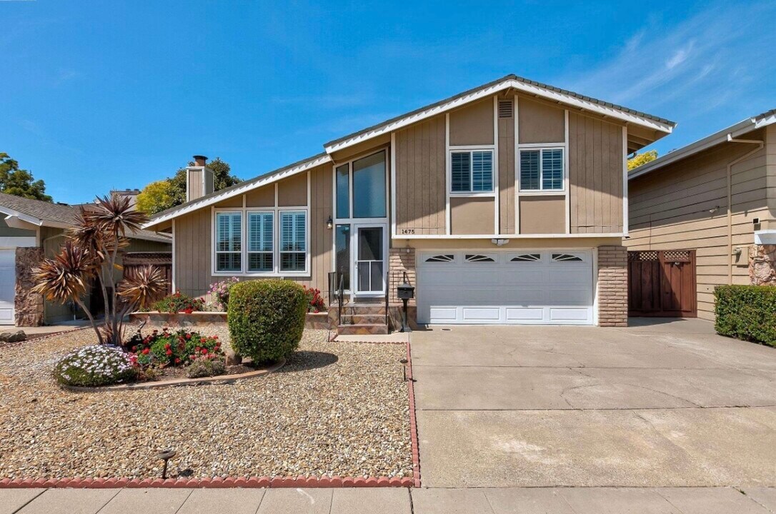 1475 Fry Ln in Hayward, CA - Building Photo