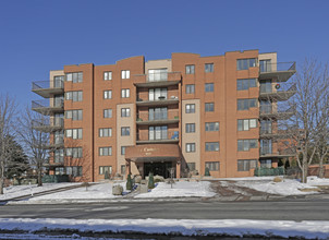 999 Montpellier in Montréal, QC - Building Photo - Building Photo