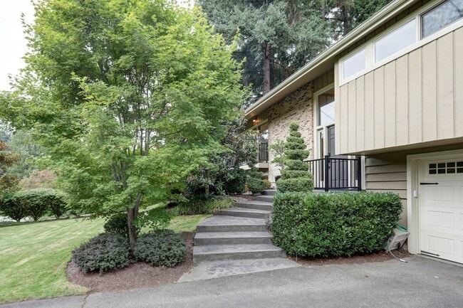 11004 SE 26th St in Bellevue, WA - Building Photo - Building Photo